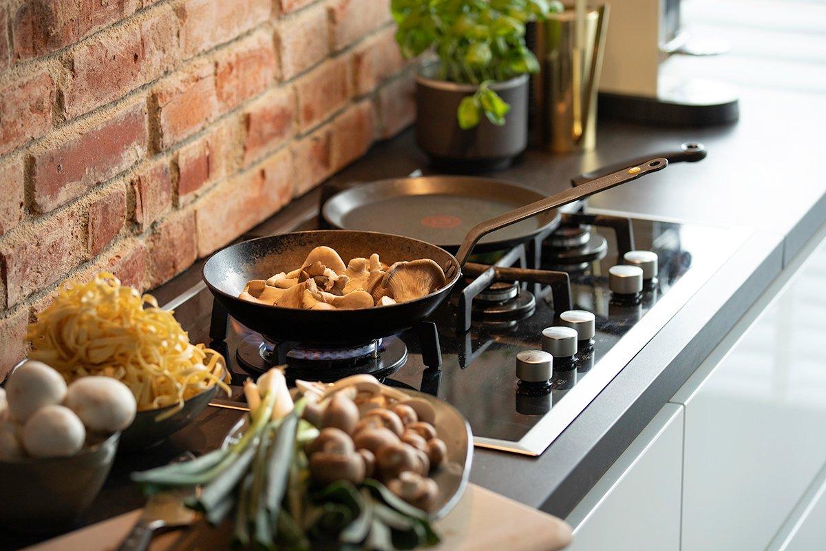 Front Page 16 Front Page -JOHNSTONES Sales g 19